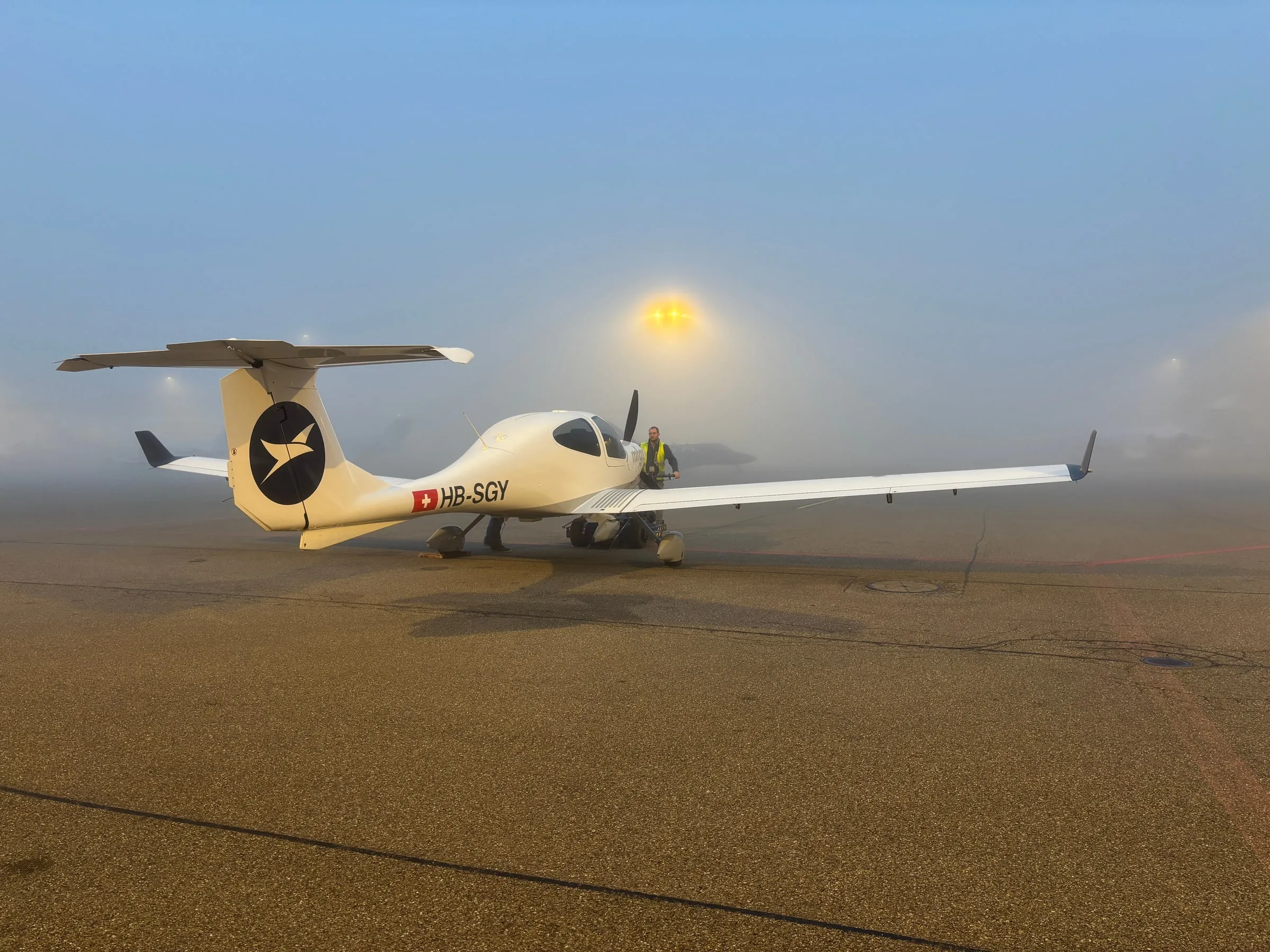 Diamond DA40 HB-SGY on the Zürich apron in thick morning fog
